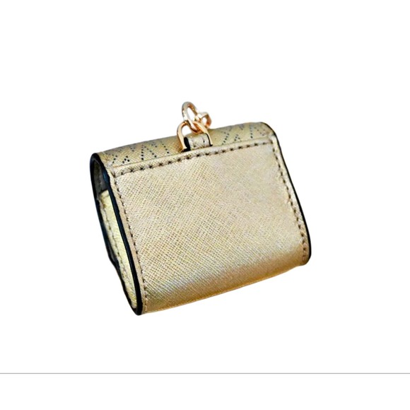 LEATHER CLIP CASE FOR AIRPODS MICHAEL KORS PALE GOLD & GOLD HARDWARE - Picture 4 of 6